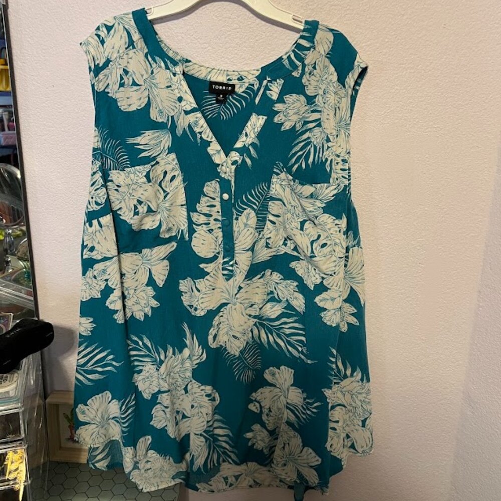 Torrid tropical floral V neck blouse size 3